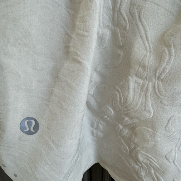 Lululemon size 0 bone textured shorts - Picture 4 of 4